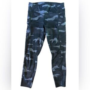 ATHLETA  Black Elation Camo Workout leggings Sz M EUC